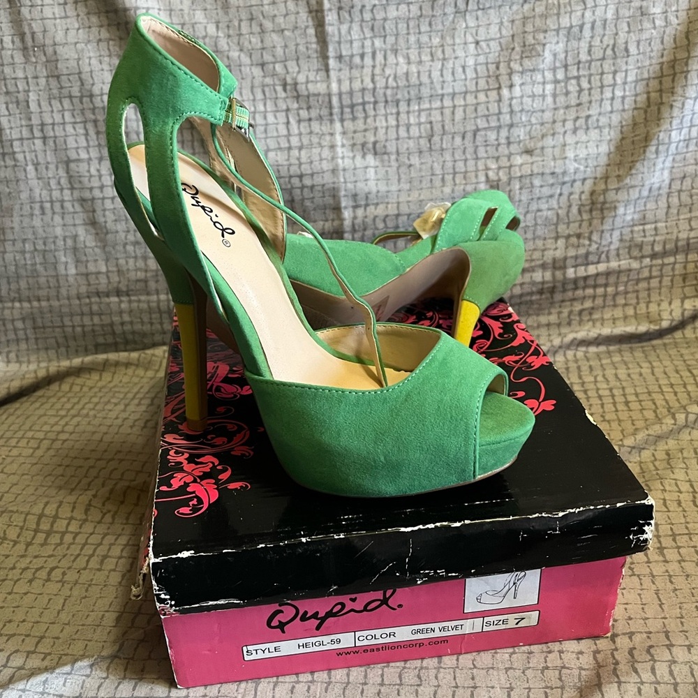 Qupid Green Velvet Strappy Peep Toe Heels | NWOT
